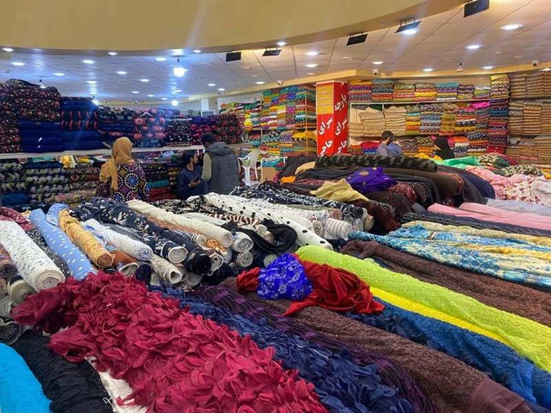 مرکز خرید الماس چابهار و پارچه‌های رنگارنگ؛ منبع عکس: گوگل مپ؛ عکاس: عقیل ساده