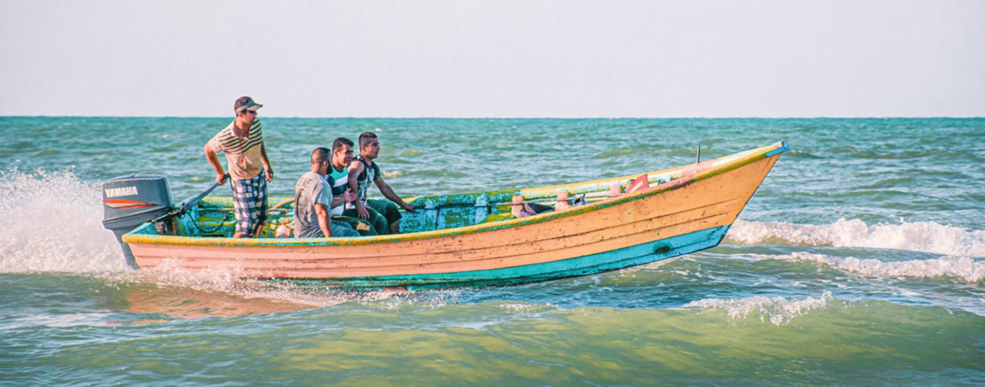 قایق سواری در ساحل بابلسر؛ منبع عکس: Unsplash؛ عکاس: مهدی مسرو