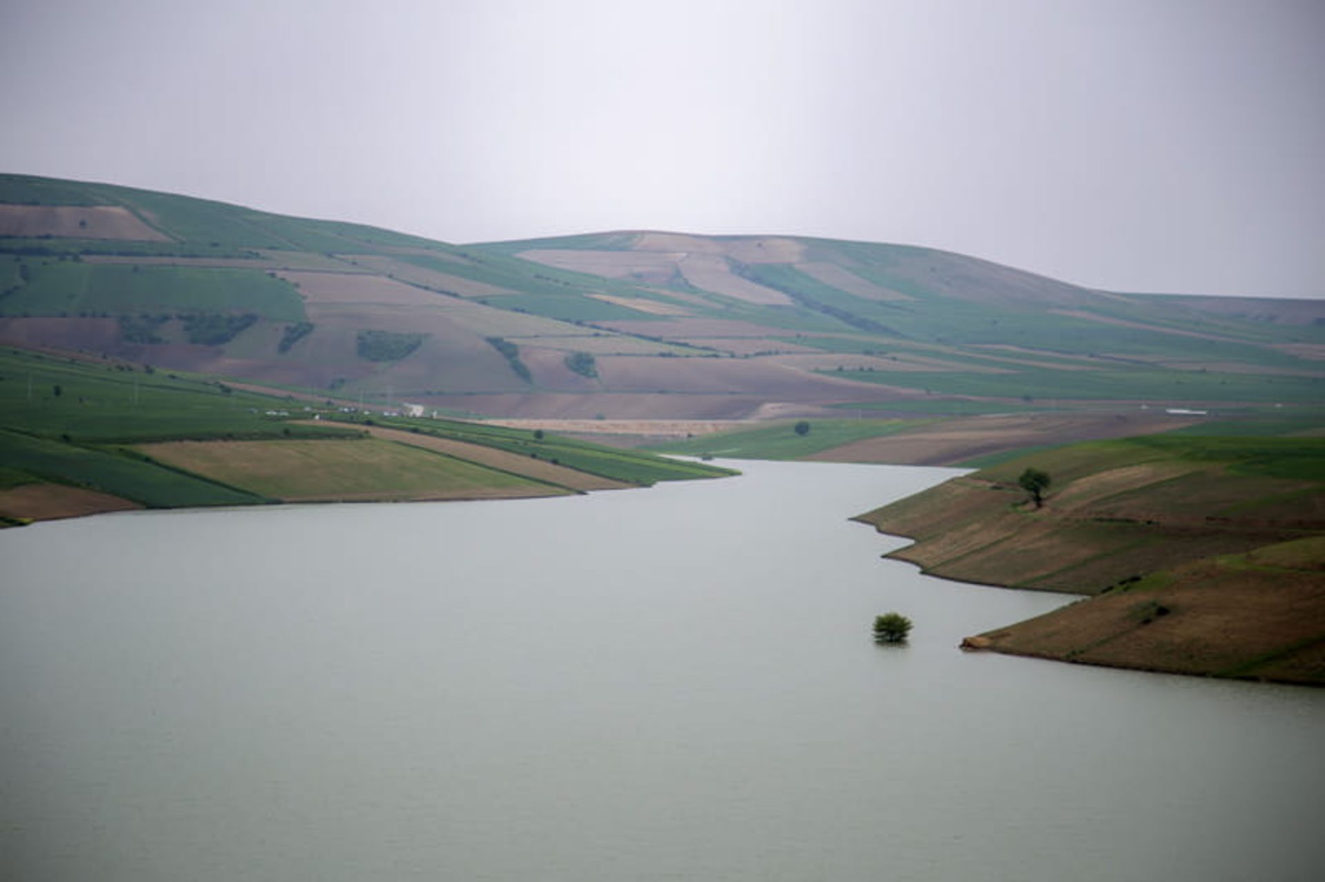 دریاچه طبیعی در نزدیکی روستای حسین آباد کالپوش، منبع عکس: ویکی مدیا، عکاس: مصطفی معراجی