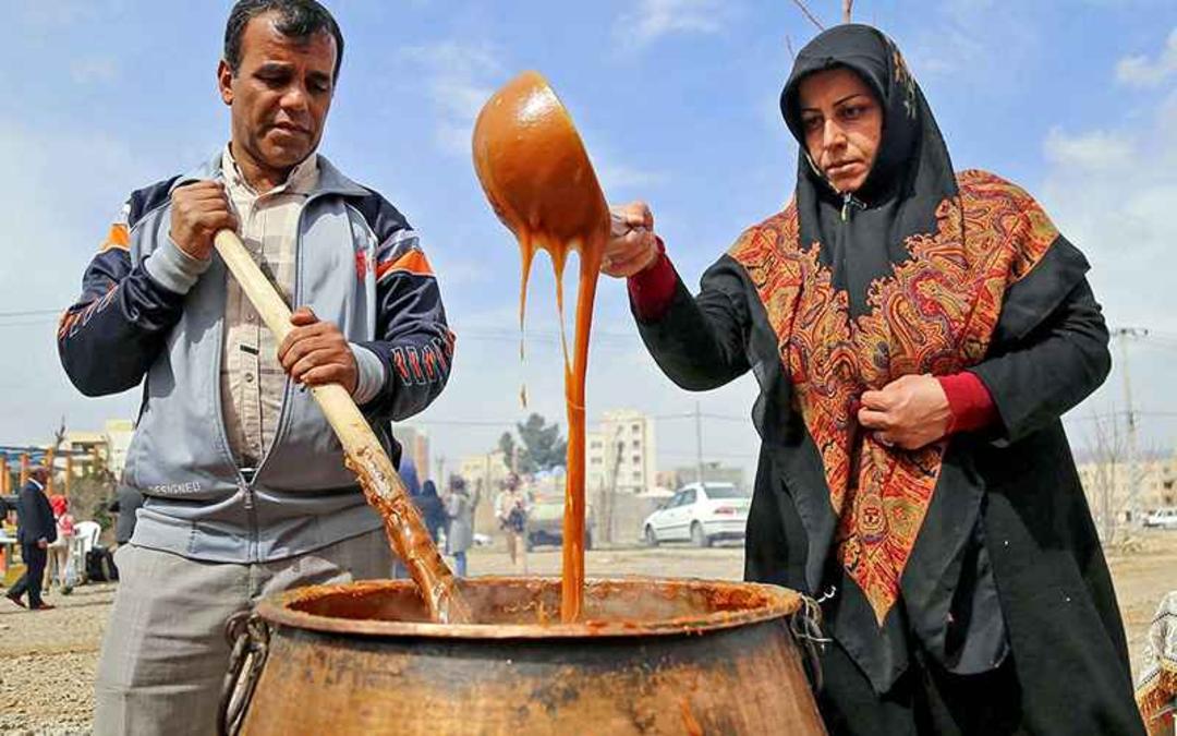 زوجی در حال تهیه سمنو، منبع عکس: iribnews.ir، عکاس: نامشخص