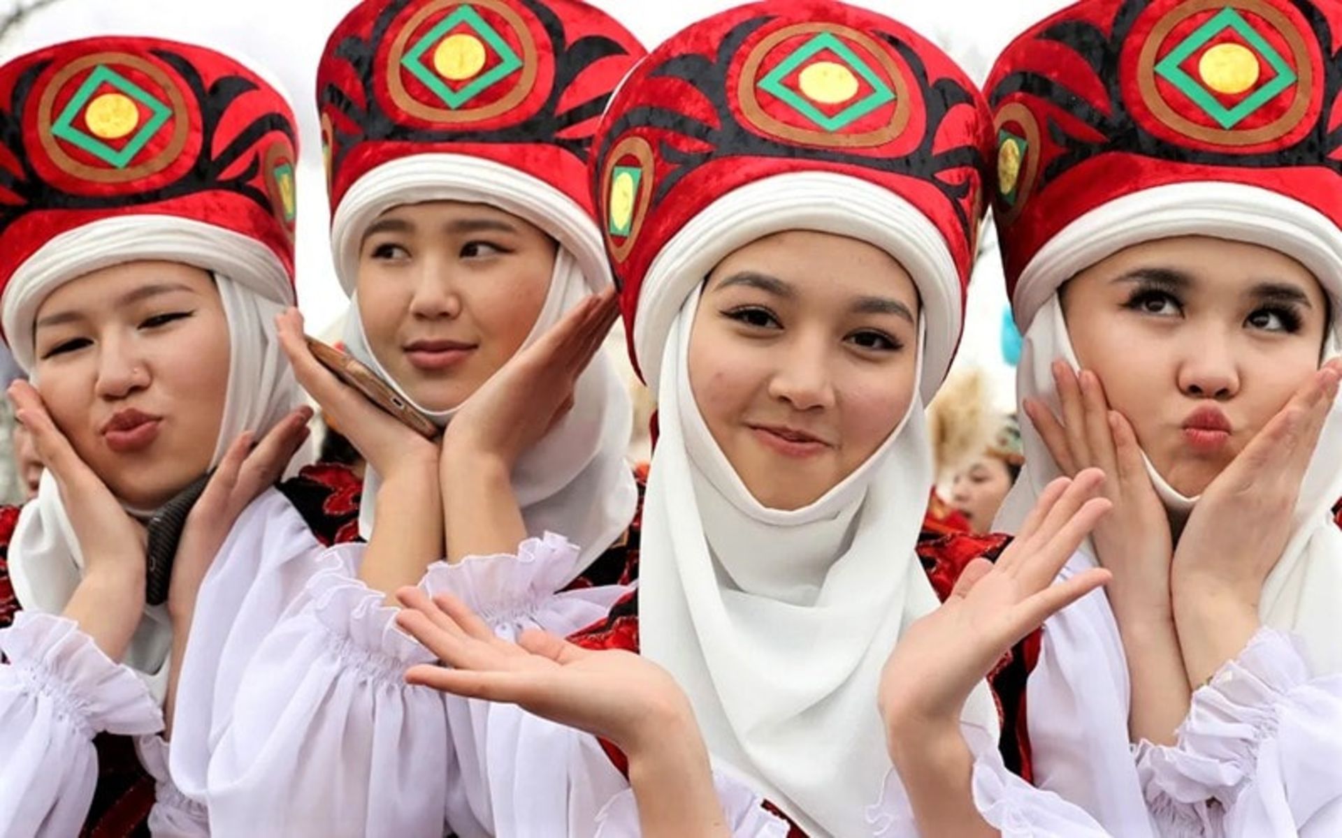 دختران تاجیک در جشن نوروز