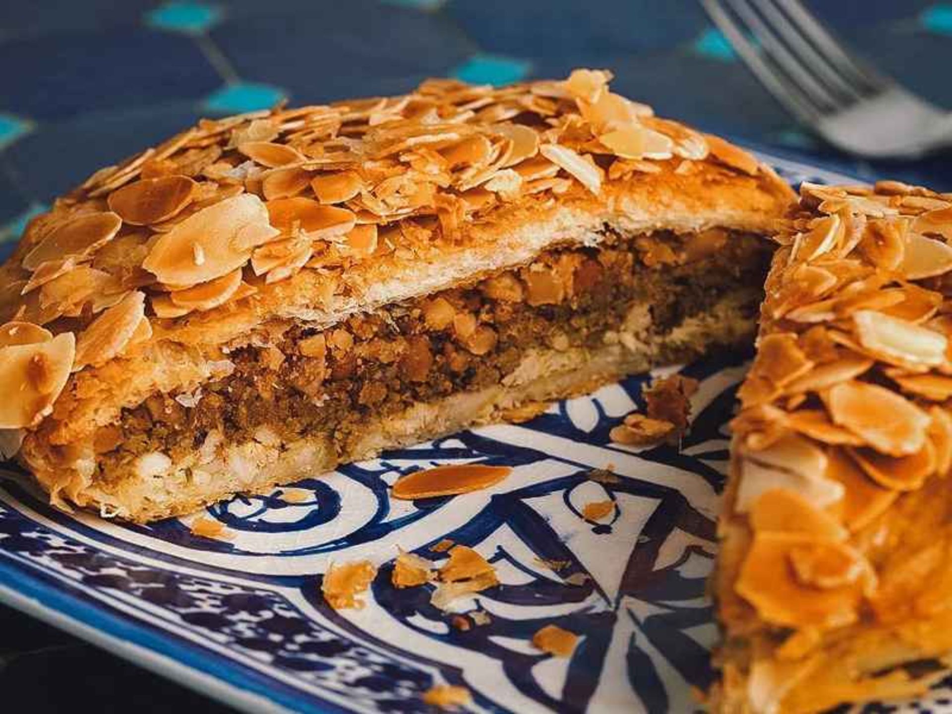 باستیلا با روکش بادام پرک، منبع عکس: willflyforfood.net، عکاس: نامشخص