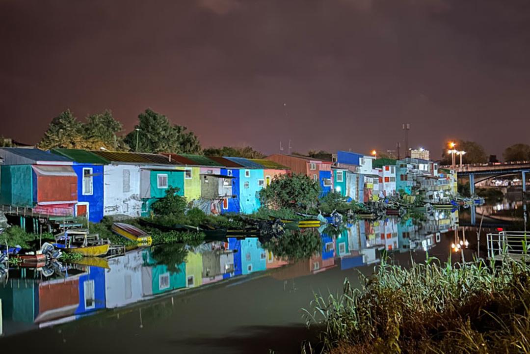 خانه‌های رنگی انزلی در شب