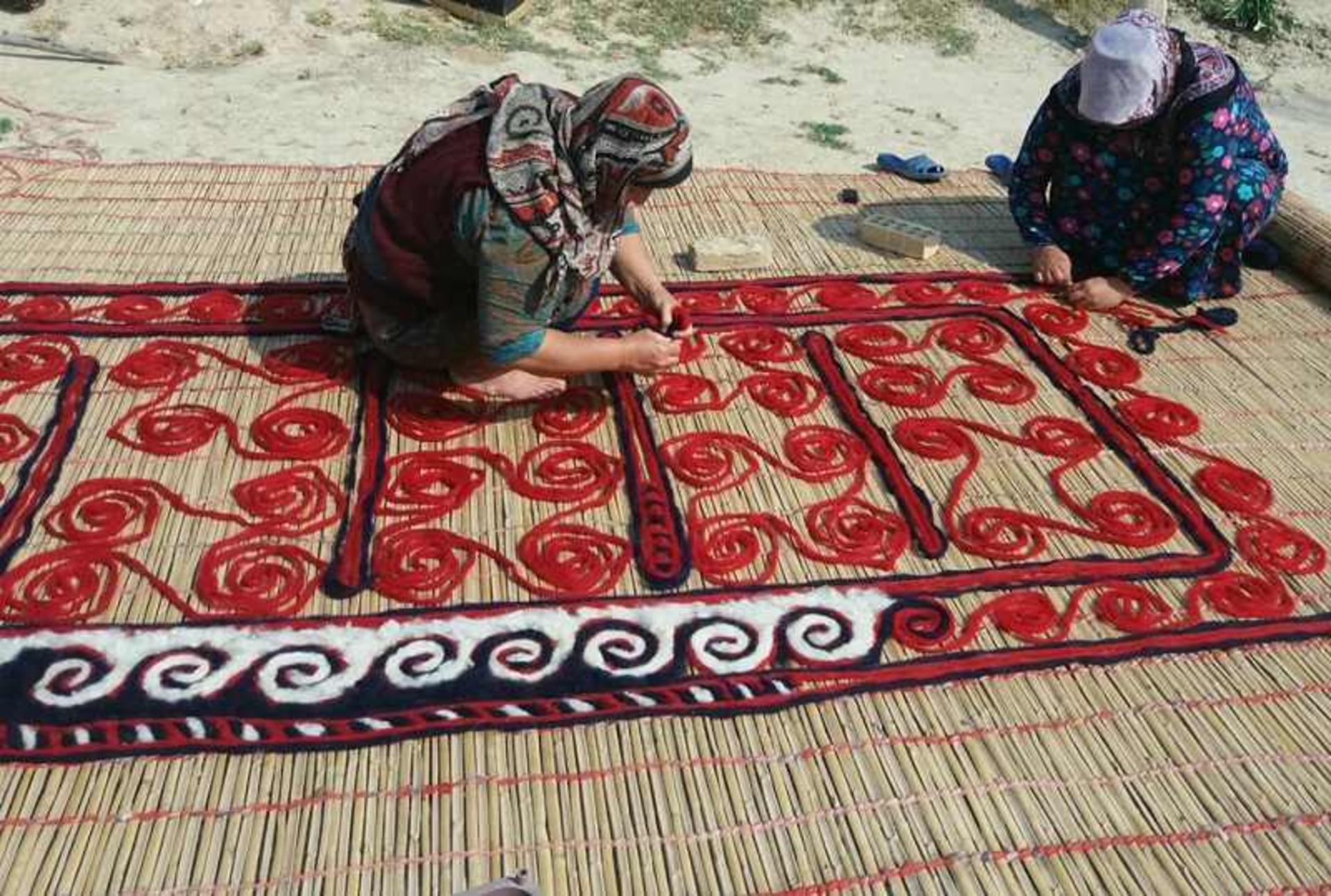 نمدمالی؛ منبع عکس: وب‌سایت Chtn.ir؛ عکاس: نامشخص