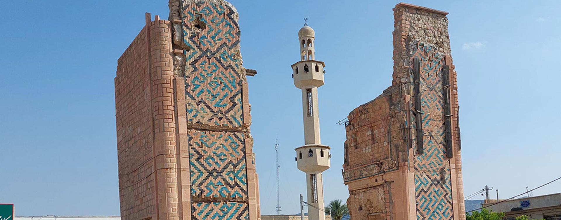 بقایای سردر مسجد مرکزی خنج؛ منبع عکس: ویکی‌مدیا؛ عکاس: محمدصادق سنساری
