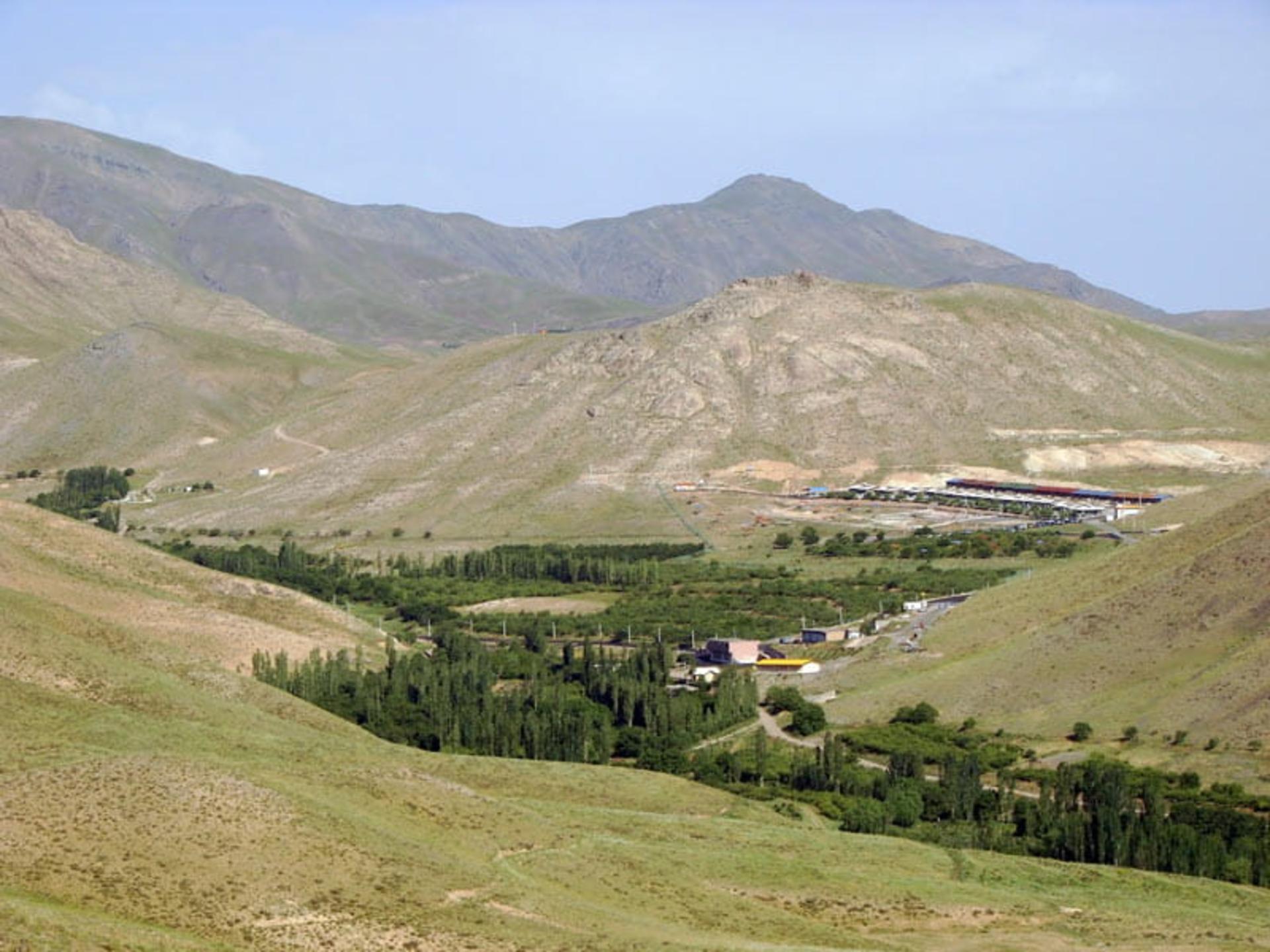 روستای وشنوه قم از نمای دور بین دامنه های کوهستانی، منبع عکس: ویکی مدیا، عکاس: مصطفی معراجی