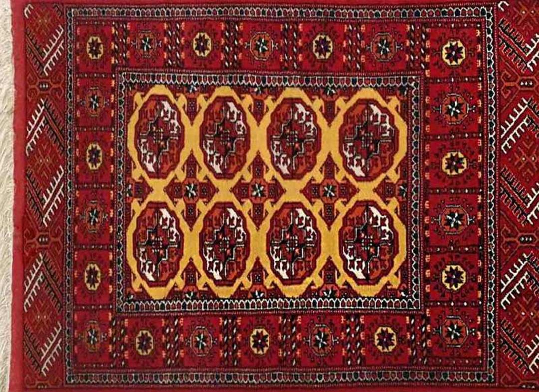 سجاده ماری گل زرد؛ منبع عکس: وب‌سایت Farshonline.com؛ عکاس: نامشخص