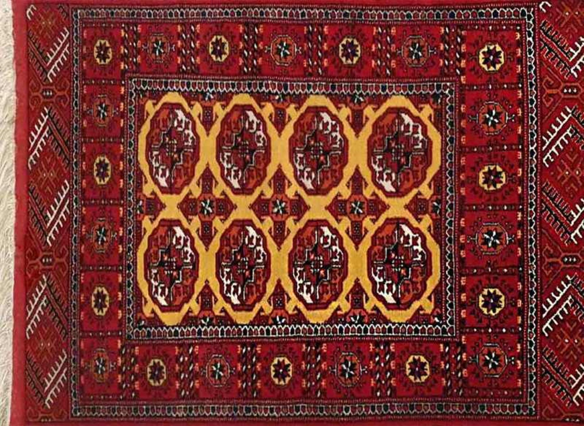 سجاده ماری گل زرد؛ منبع عکس: وب‌سایت Farshonline.com؛ عکاس: نامشخص