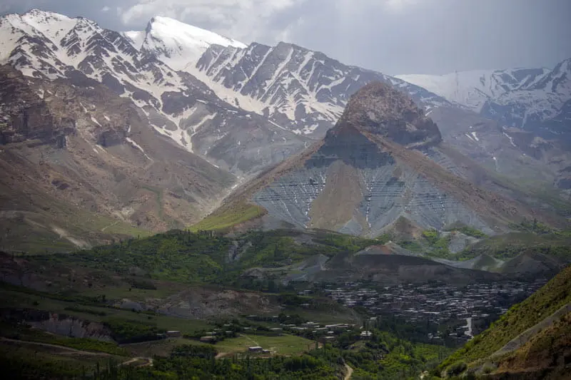 روستای خفر سمیرم در دامنه کوهستان برفی از نمای دور، منبع عکس: ویکی مدیا، عکاس: مصطفی معراجی
