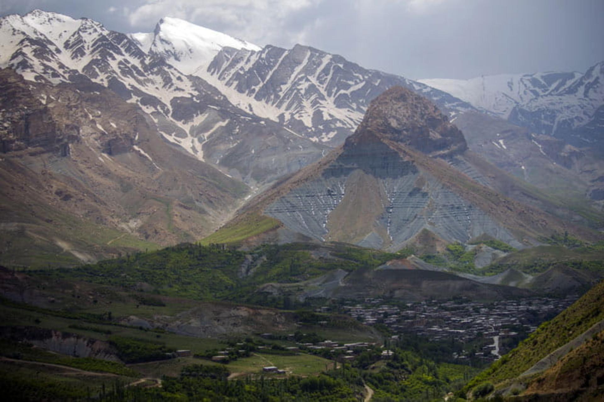 روستای خفر سمیرم در دامنه کوهستان برفی از نمای دور، منبع عکس: ویکی مدیا، عکاس: مصطفی معراجی