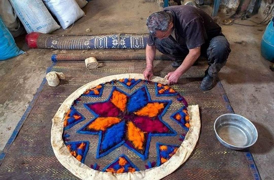 نمدمالی؛ منبع عکس: وب‌سایت Destinationiran.com؛ عکاس: نامشخص
