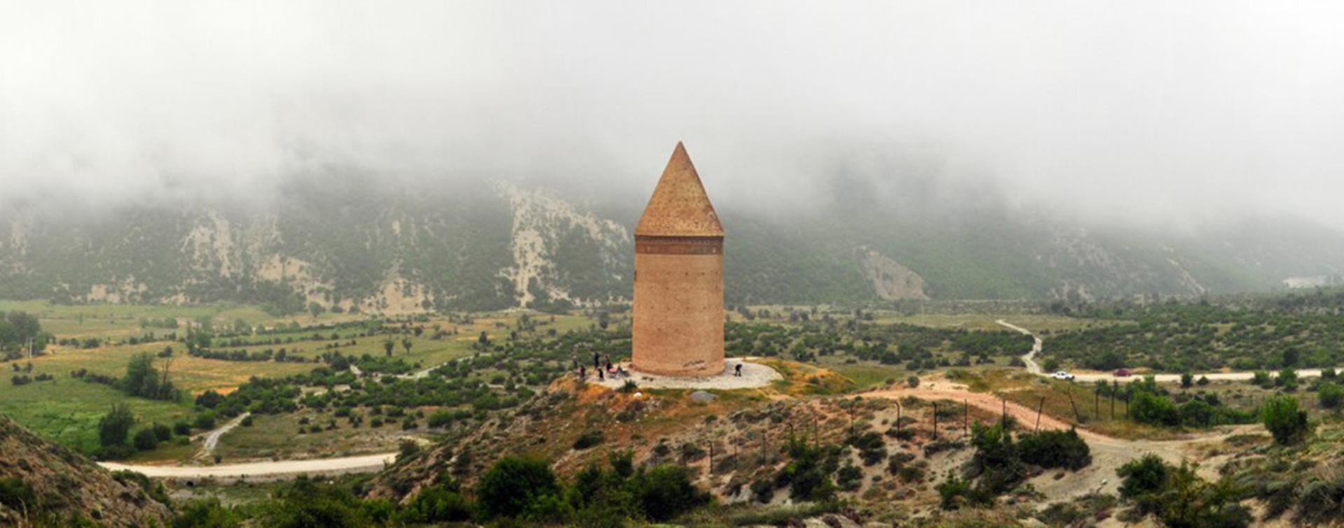 برج رادکان کردکوی؛ منبع عکس: ویکی‌مدیا؛ عکاس: عرفان ربیعی دستجردی