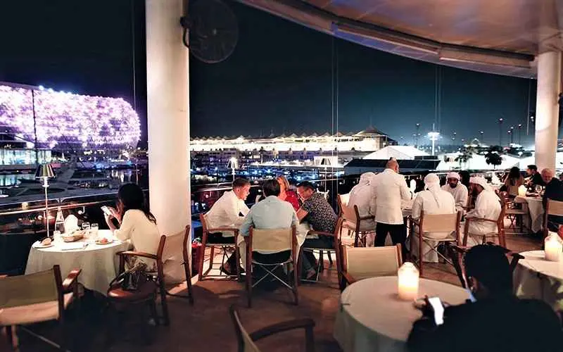 تراس رستوران سیپریانی در شب، منبع عکس: ciprianiyasisland.com، عکاس: نامشخص