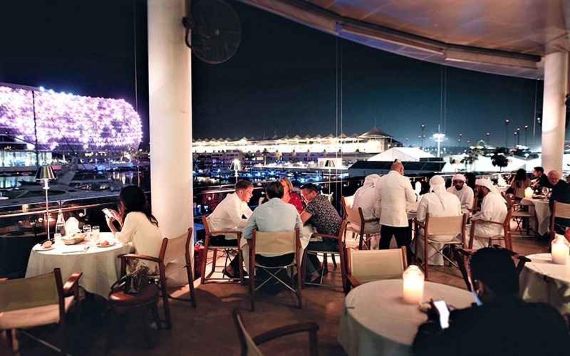 تراس رستوران سیپریانی در شب، منبع عکس: ciprianiyasisland.com، عکاس: نامشخص
