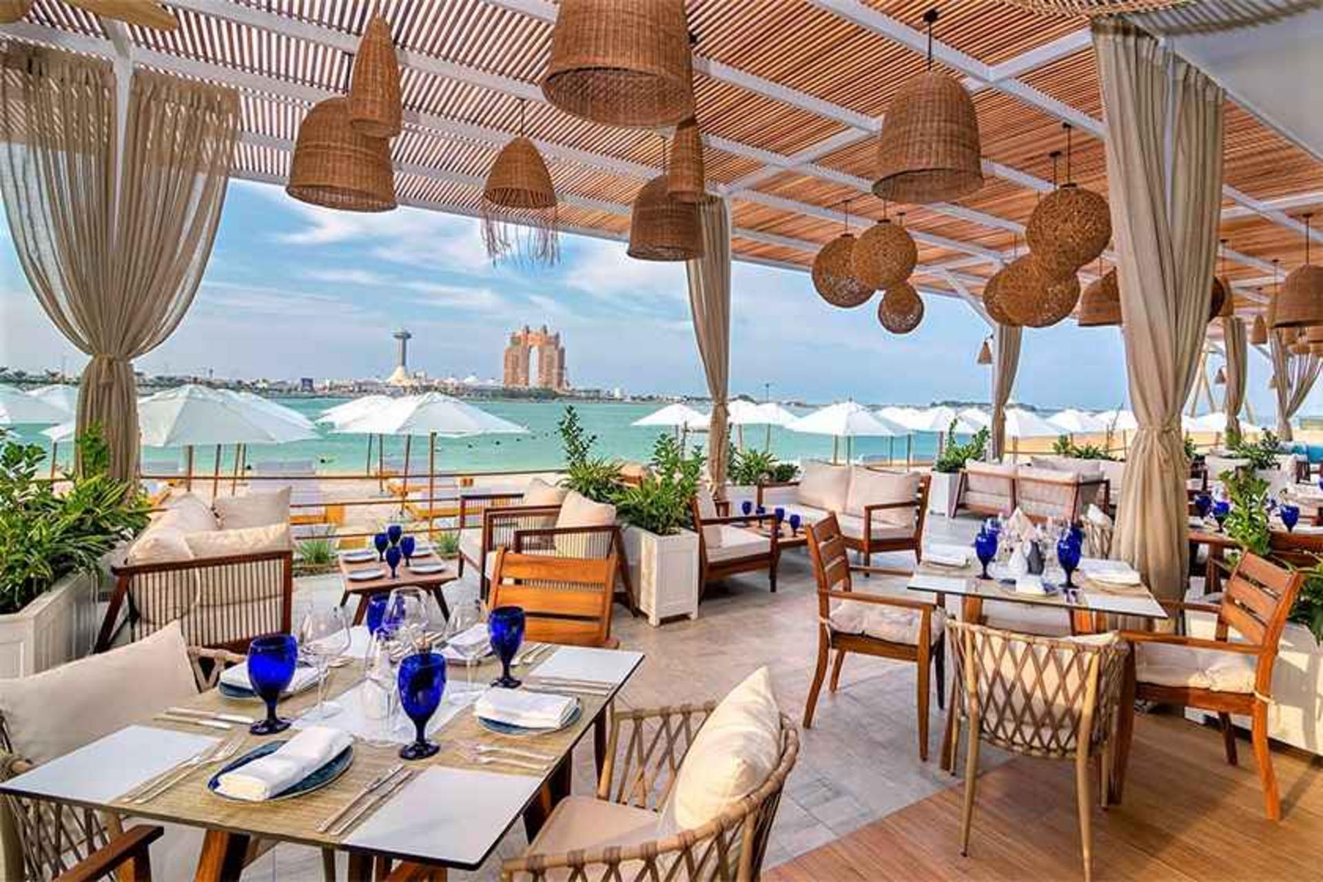 فضای باز رستوران وست بی لانژ ابوظبی، منبع عکس: timeoutabudhabi.com، عکاس: نامشخص