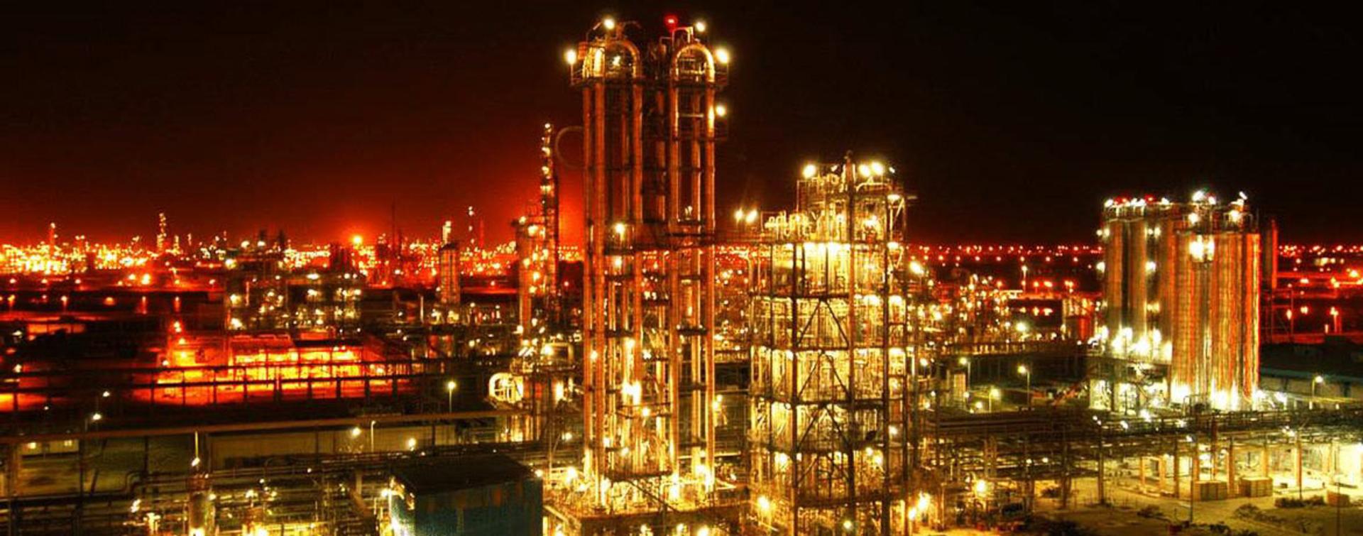 پالایشگاه نفت آبادان؛ منبع عکس: econegar.com؛ عکاس: نامشخص