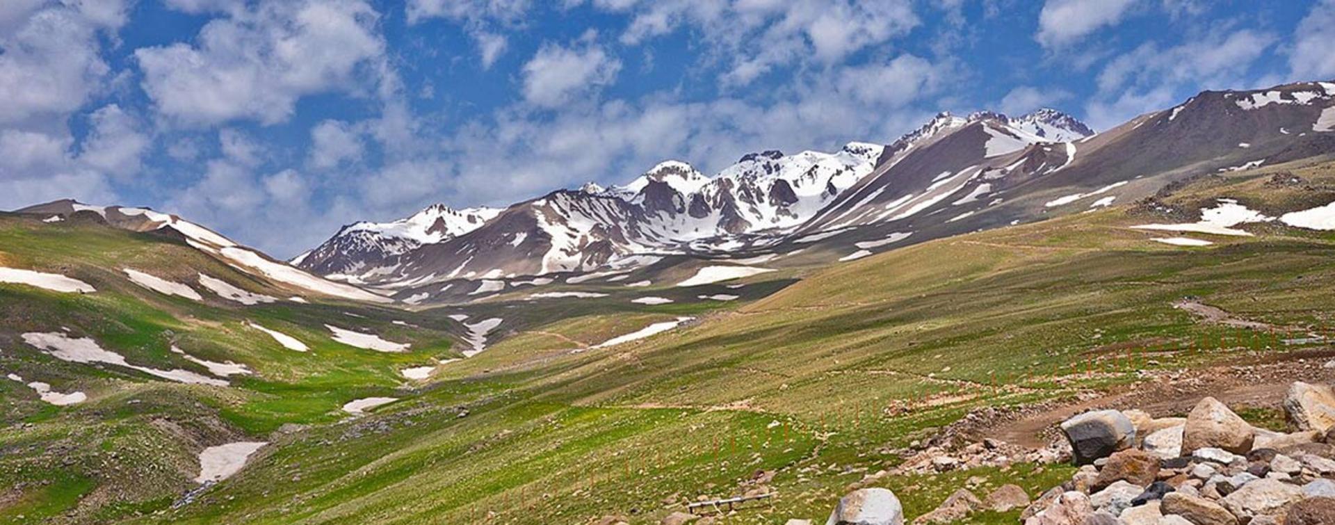 پیست اسکی آلوارس در بهار؛ منبع عکس: ویکی‌مدیا؛ عکاس: فرید عطار