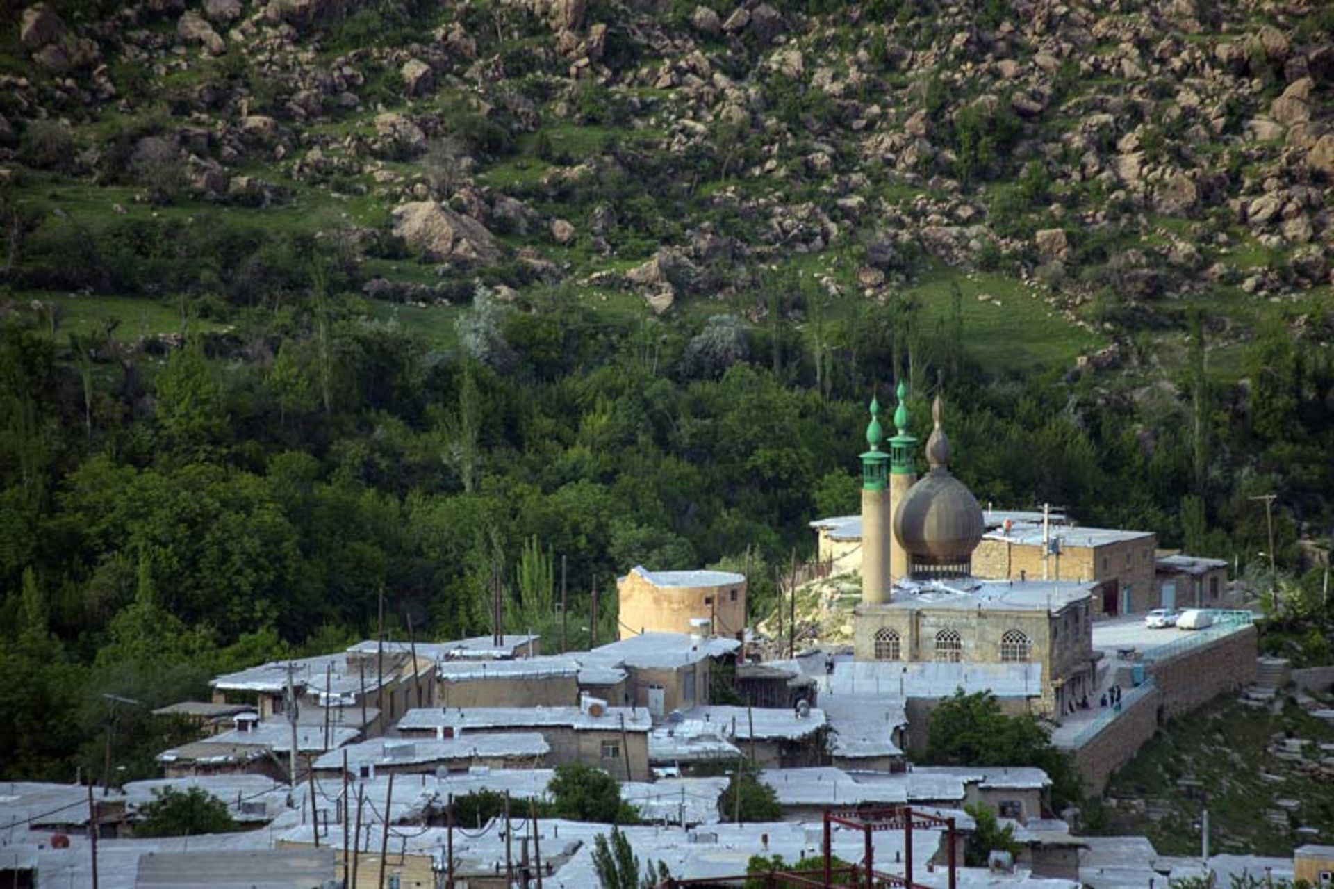 گنبد سبز زیارتگاه در روستای خفر سمیرم از نمای دور، منبع عکس: ویکی مدیا، عکاس: مصطفی معراجی