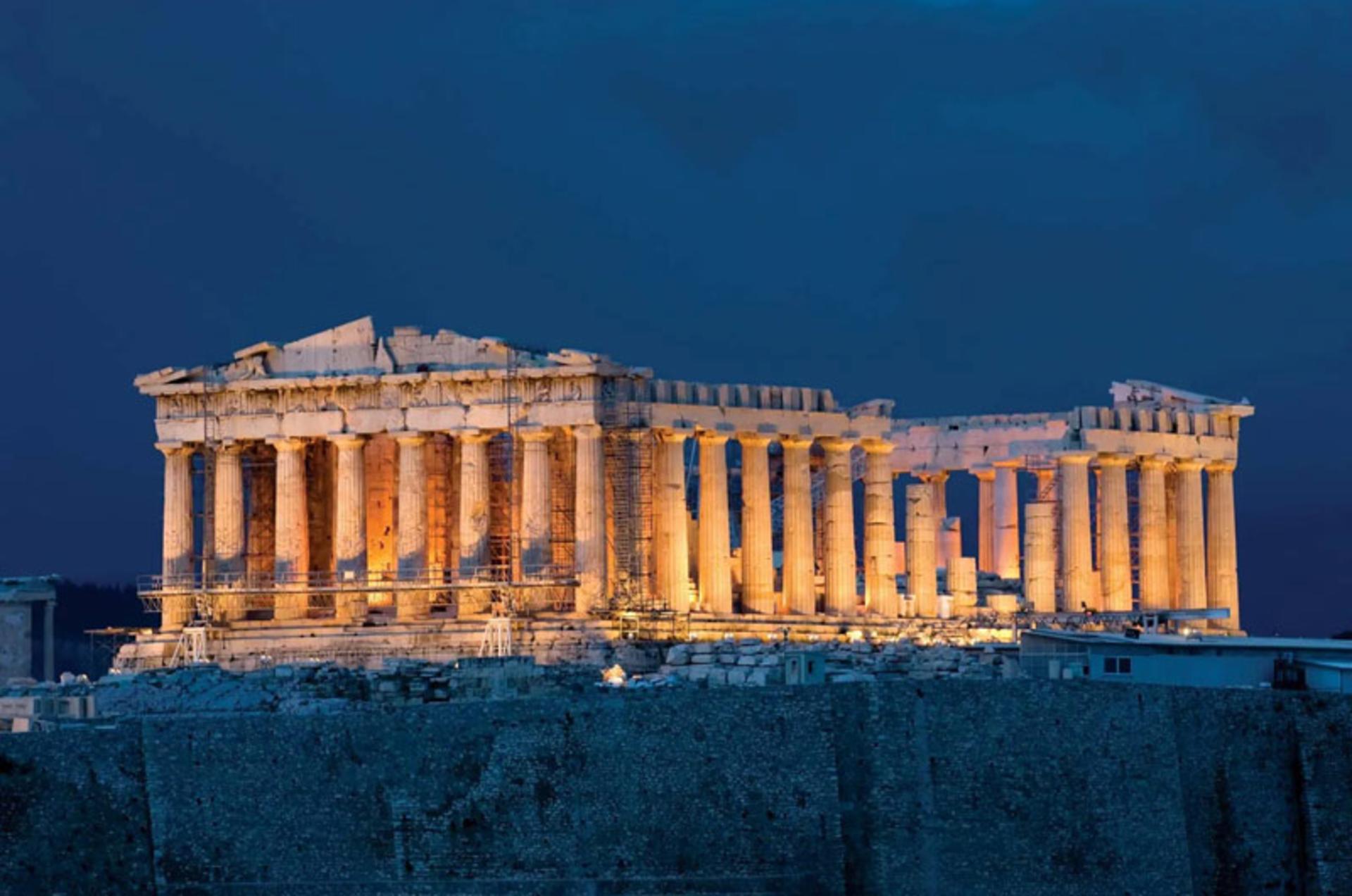 پارتنون در شب؛ منبع عکس: Britannica، عکاس: نامشخص