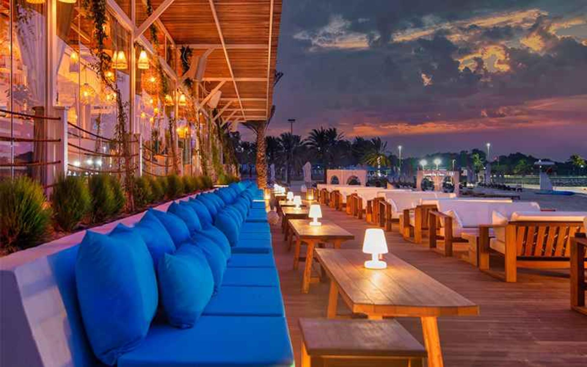 فضای بیرونی رستوران وست بی لانژ ابوظبی، منبع عکس: timeoutabudhabi.com، عکاس: نامشخص 