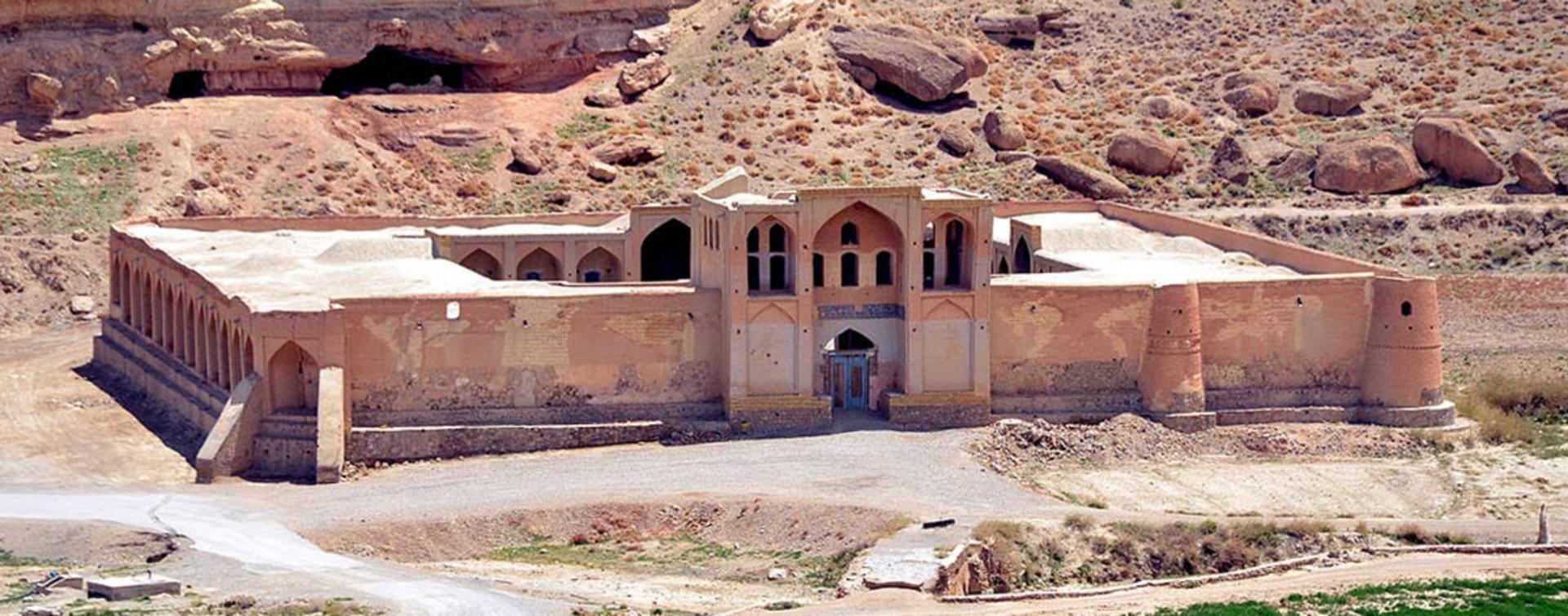 کاروانسرای ایزدخواست؛ منبع عکس: ویکی‌مدیا؛ عکاس: علیرضا جواهری