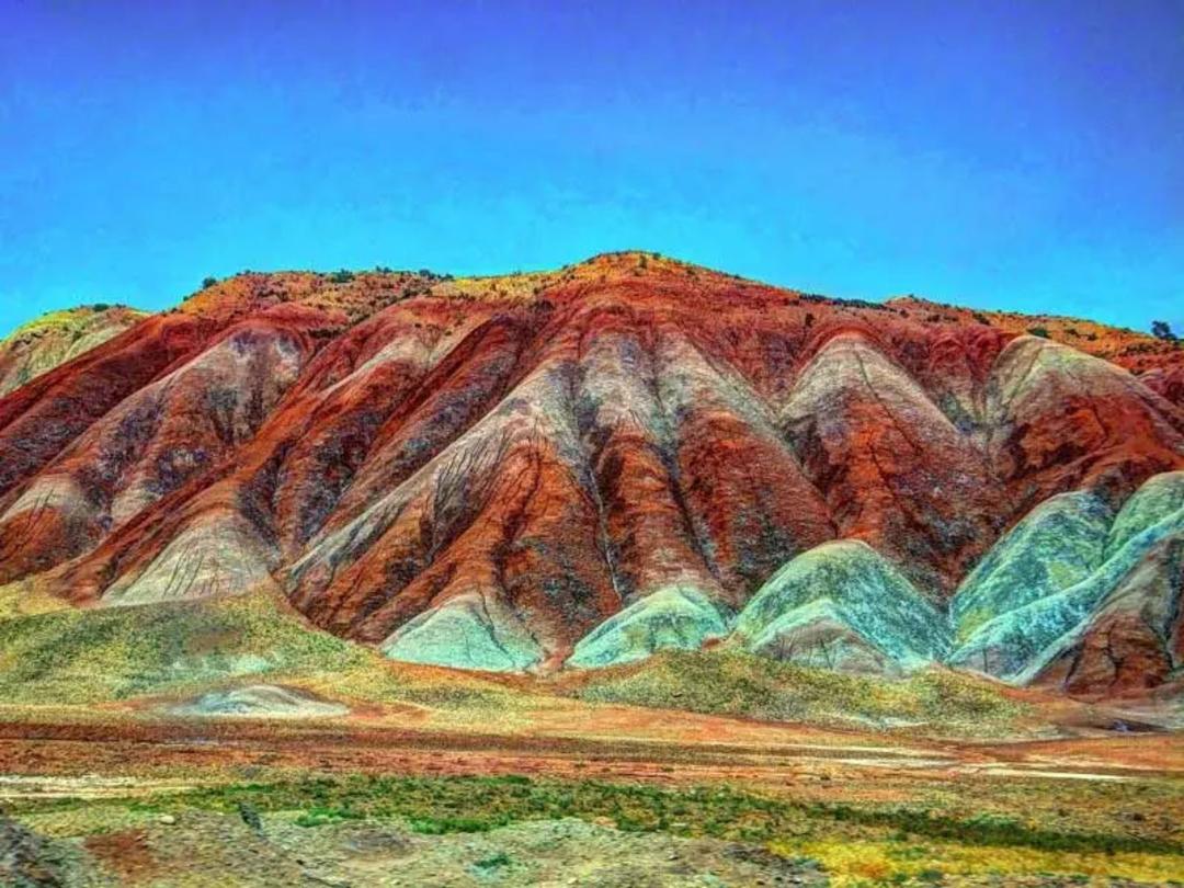 چشم انداز کوه های رنگی آلاداغ لار