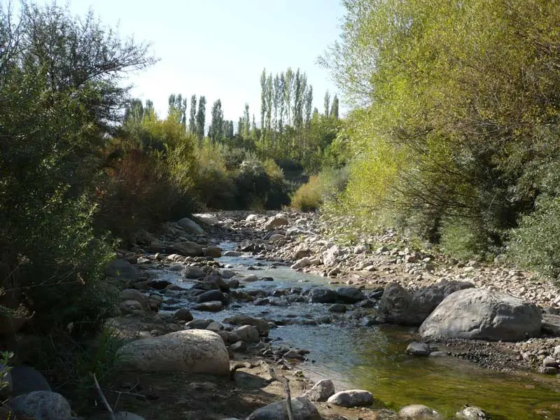 رودخانه روستای طالقان از نمای دور، منبع عکس: ویکی مدیا، عکاس: علیرضا جواهری