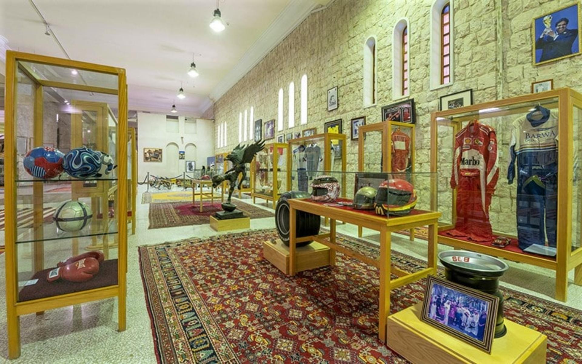 ویترین لباس ورزشی در موزه شیخ فیصل، ‌منبع عکس: alsamriyaestate.com، عکاس: نامشخص