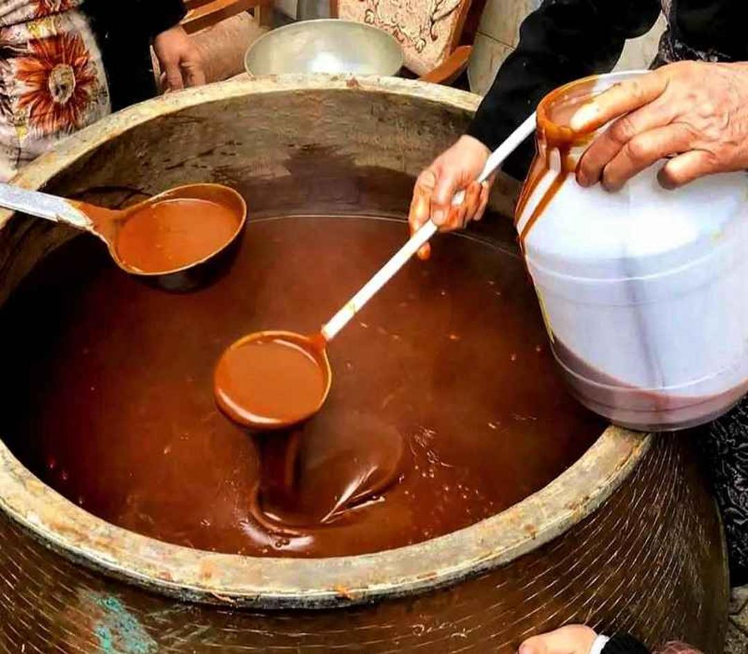 توزیع سمنوی نذری، منبع عکس: medium.com، عکاس: نامشخص
