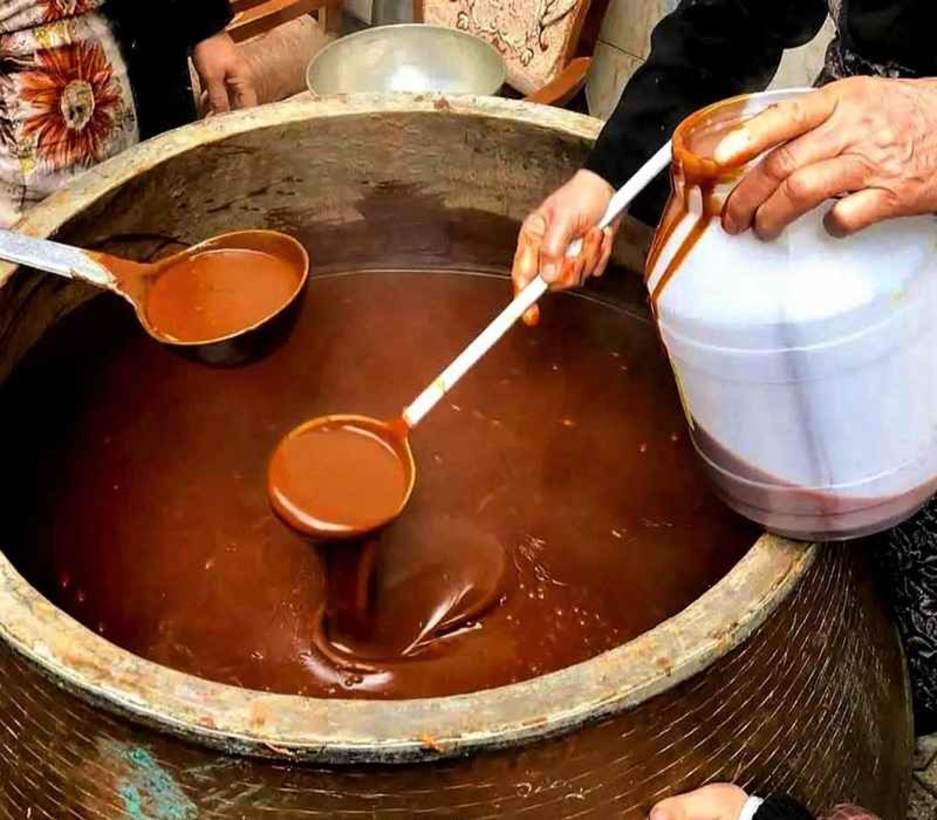 توزیع سمنوی نذری، منبع عکس: medium.com، عکاس: نامشخص