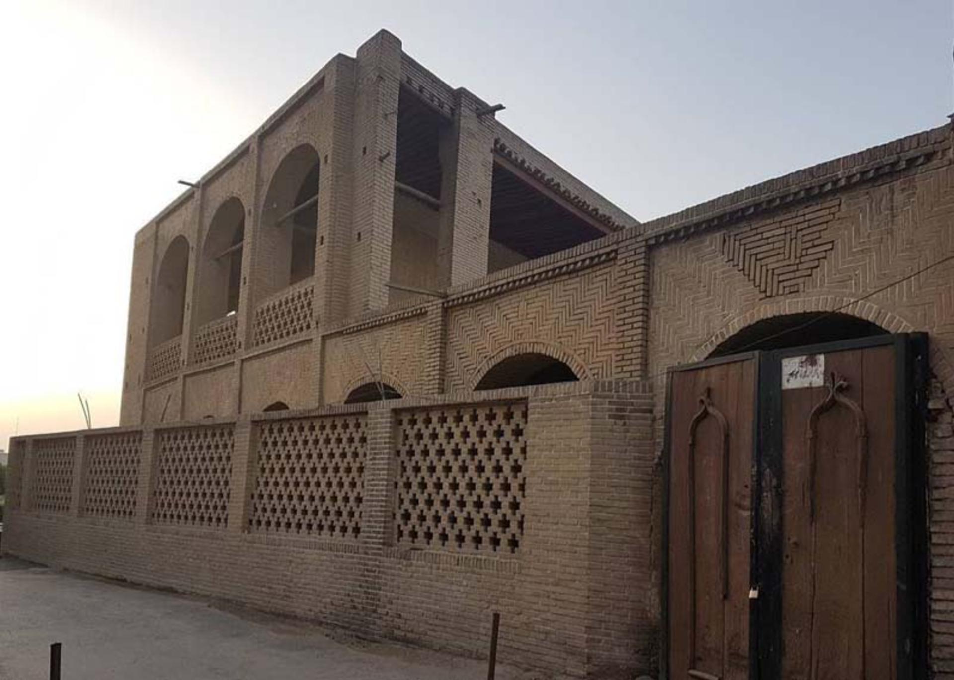 دیوارهای خارجی کاروانسرای معین التجار؛ منبع عکس: گوگل مپ؛ نام عکاس: jādi
