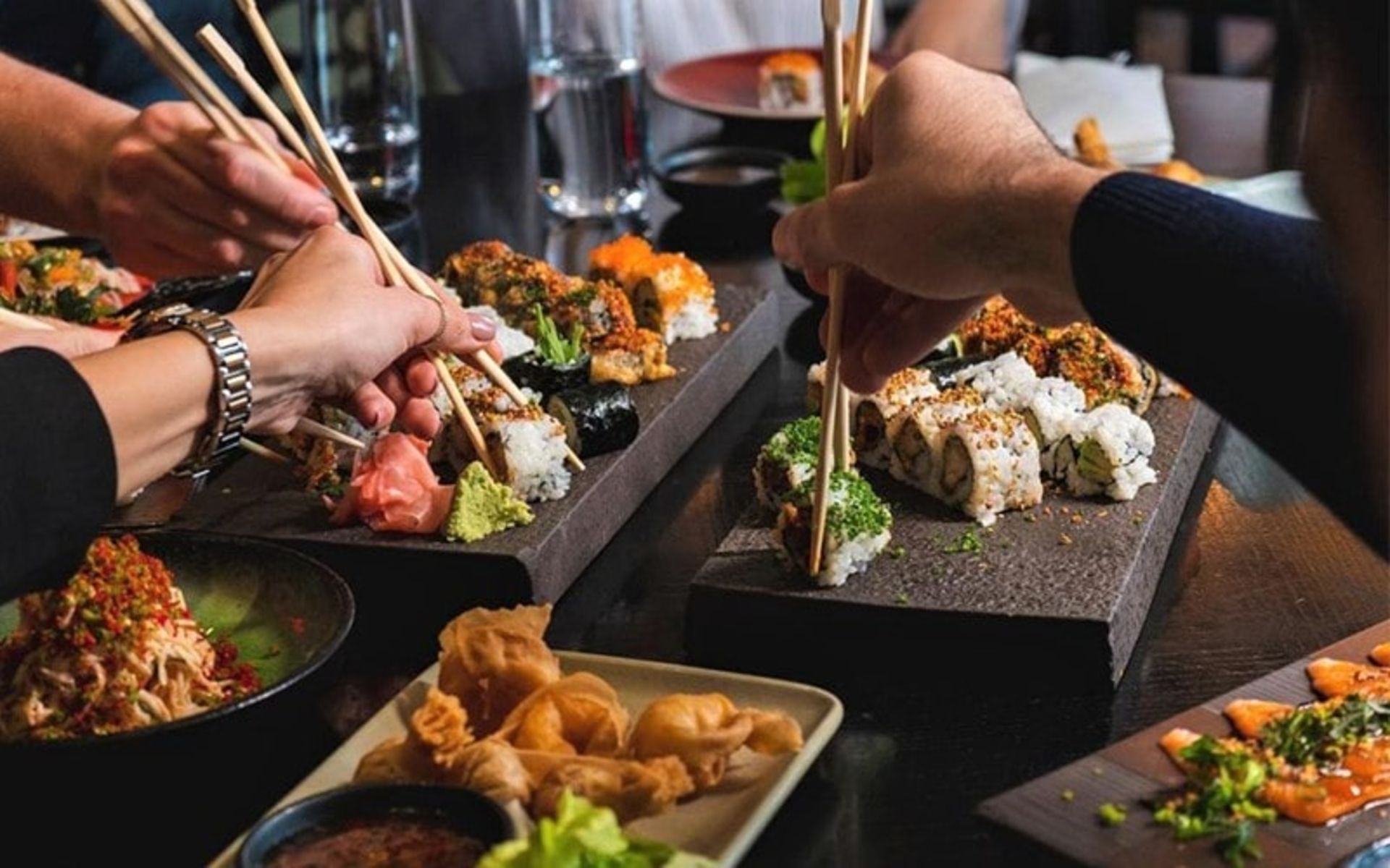 میز غذا در رستوران اسپایس مارکت دوحه، منبع عکس: timeoutdoha.com، عکاس: نامشخص