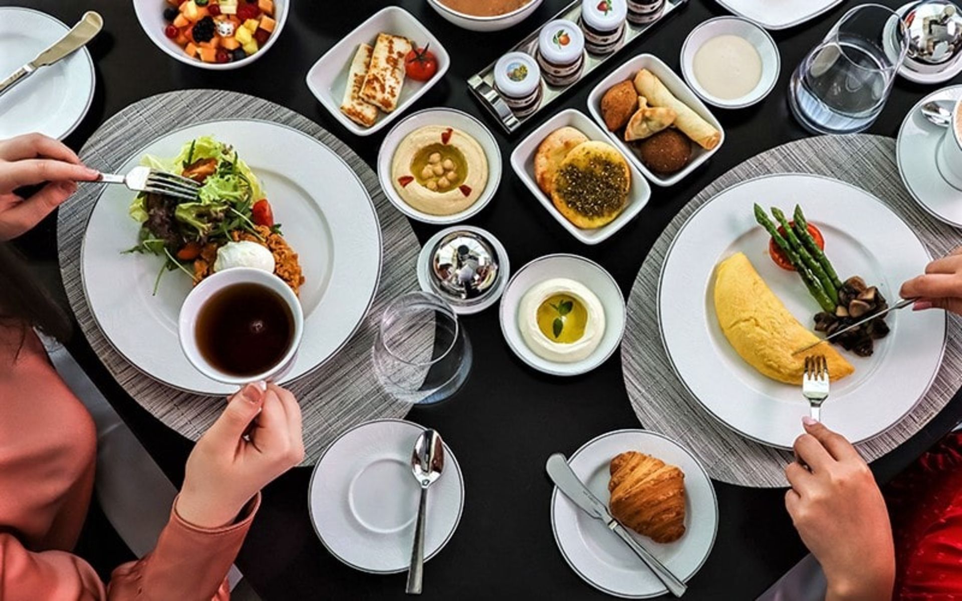 میز صبحانه در رستوران ایل گالانته دوحه، منبع عکس: qatarevents.co، عکاس: نامشخص