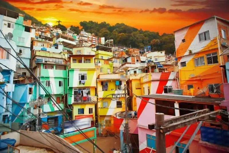 خیابان Santa Marta favela, Rio de Janeiro, Brazil؛ منبع عکس: وب‌سایت Theculturetrip.com، عکاس: نامشخص