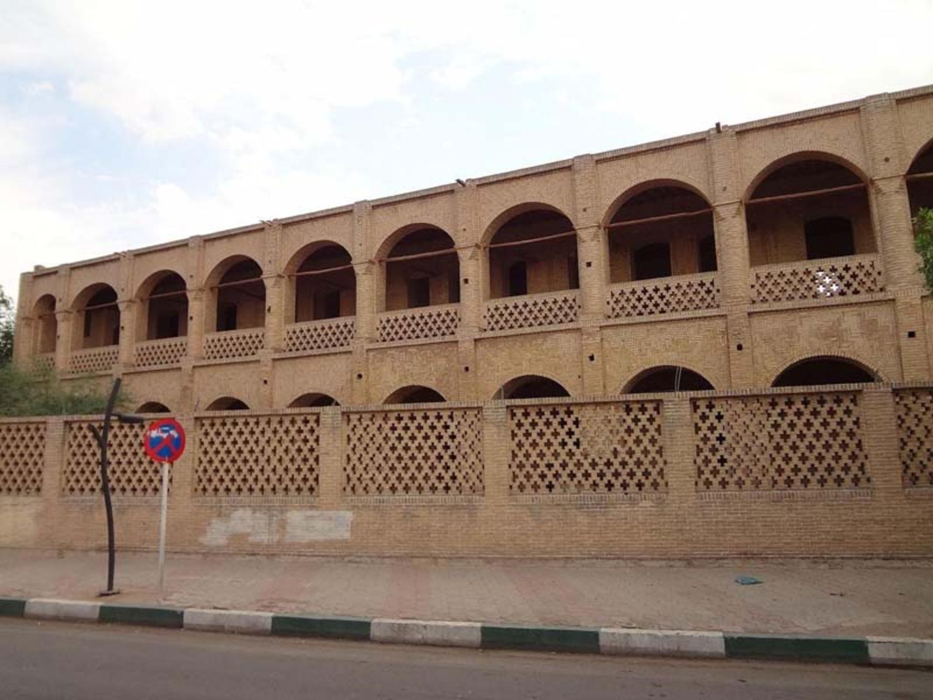 نمای کلی از معماری سرای معین التجار، منبع عکس: neshanmap؛ عکاس: ناشناس