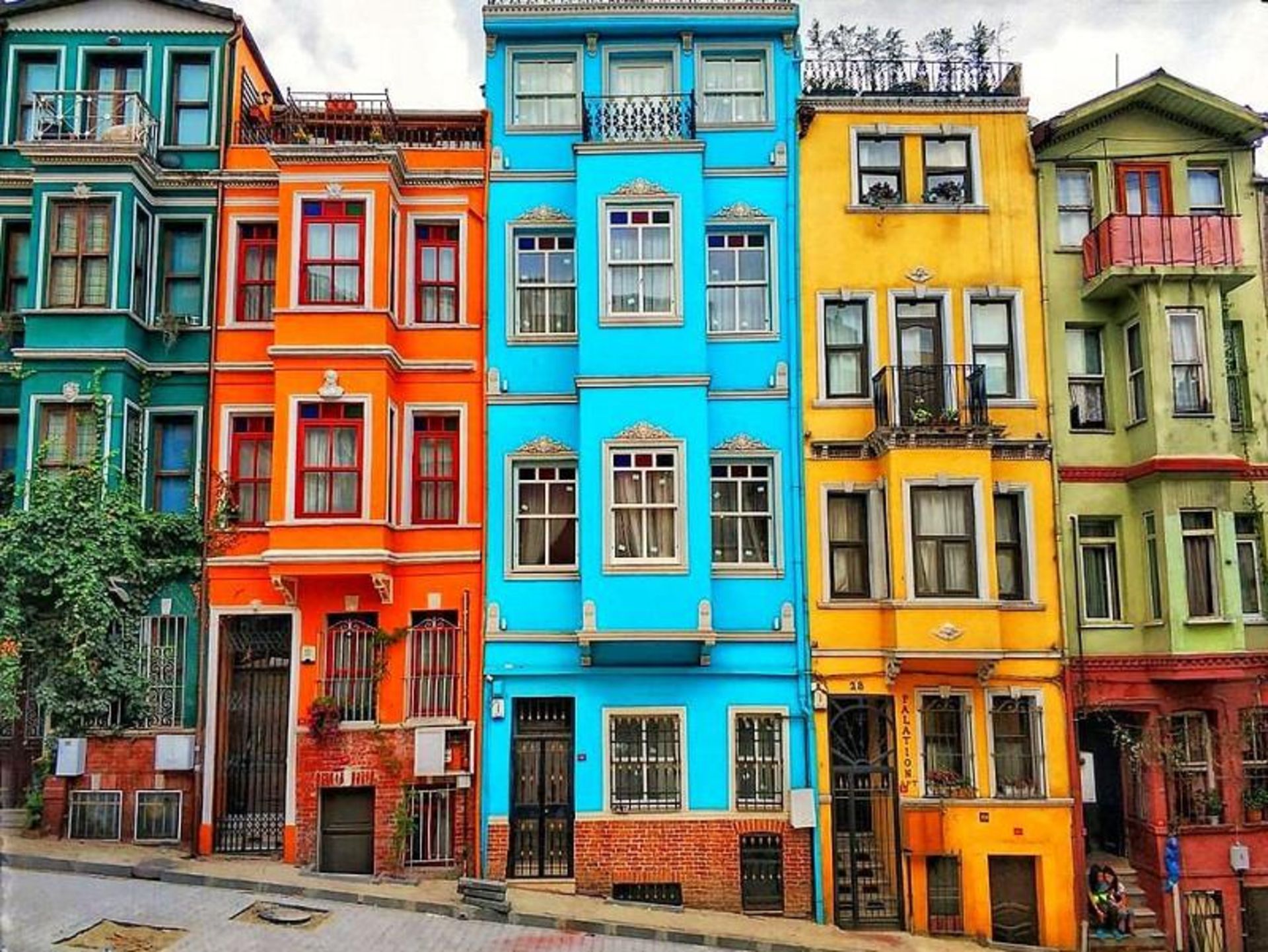 خیابان balat, istanbul turkey؛ منبع عکس: وب‌سایت Acuadgroup.com، عکاس: نامشخص