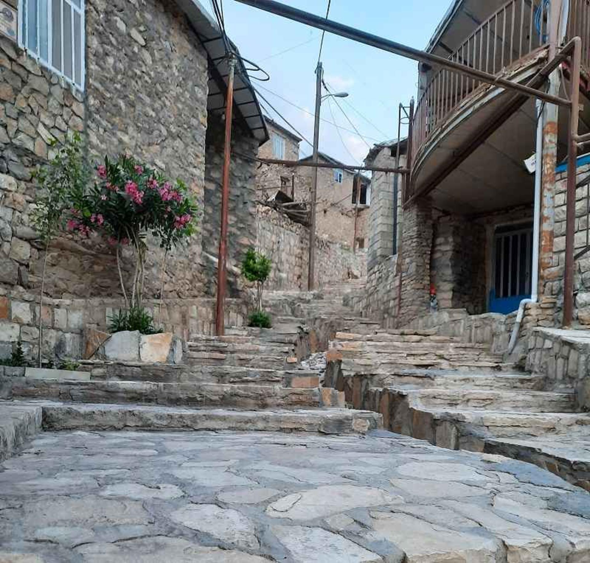 معابر شیب دار روستای پالنگان کردستان؛ منبع عکس: گوگل مپ؛ عکاس: محمدرضا صمدی