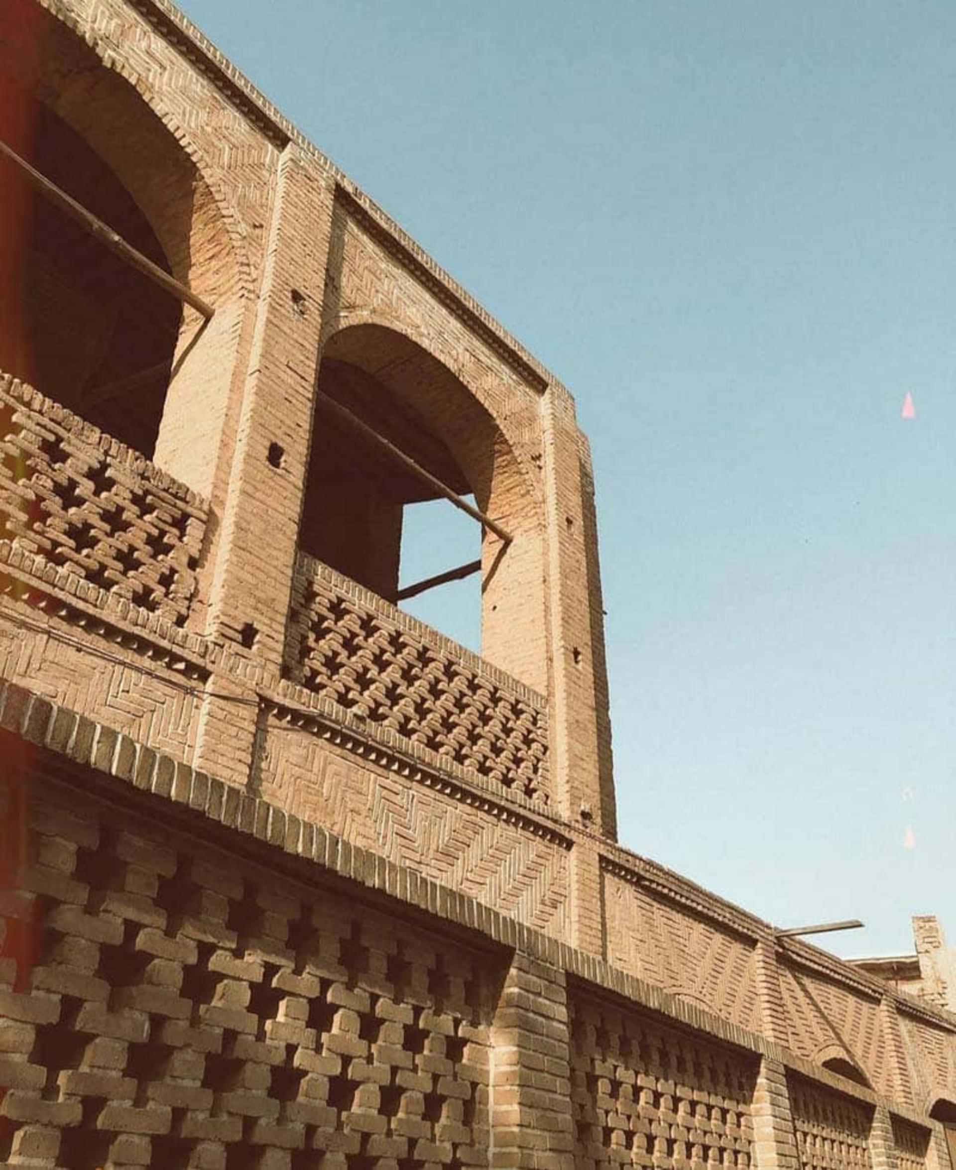 نمایی از معماری بیرونی و آجرکاری کاروانسرای معین التجار؛ منبع عکس: گوگل مپ؛ نام عکاس: jādi