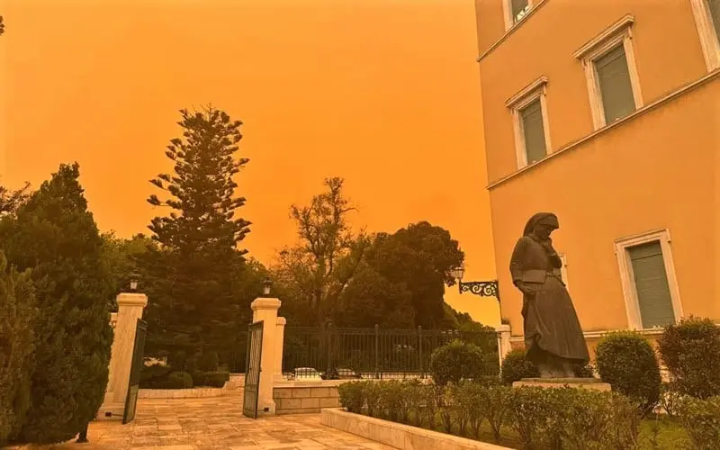 ساختمان‌های شهر آتن به رنگ نارنجی، منبع عکس: greekcitytimes.com، عکاس: نامشخص 