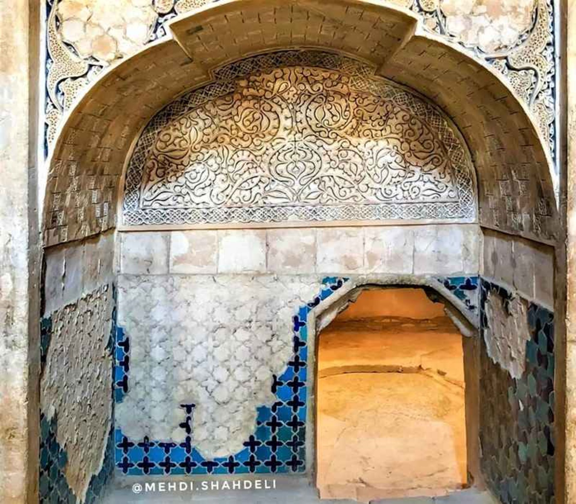 نقوش تزیینی روی دیوارهای عمارت پیربکران، منبع عکس: اینستاگرام mehdi.shahdeli@، عکاس: مهدی شاه‌دلی