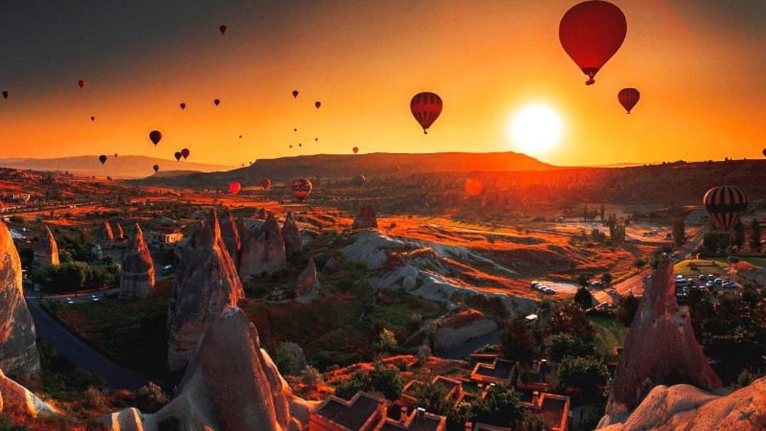 بالون سواری بر فراز دودکش‌های پری کاپادوکیا، منبع:descubrirestambul.com