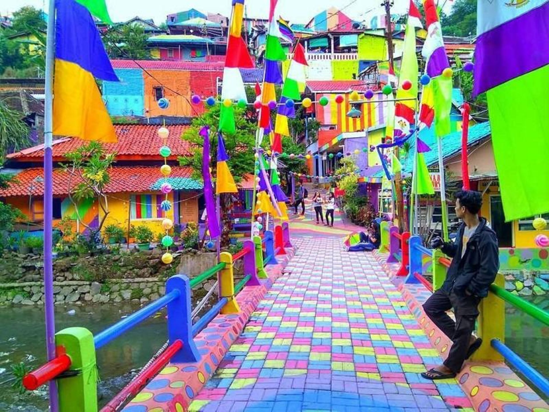 خیابان Kampung Pelangi, Semarang, Indonesia؛ منبع عکس: وب‌سایت Pinterest.com، عکاس: نامشخص