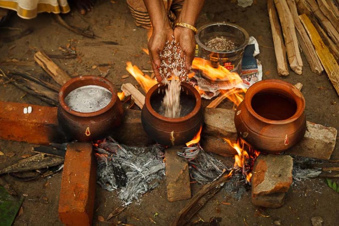 سه دیگ سفالی حاوی غذا در پونگالا