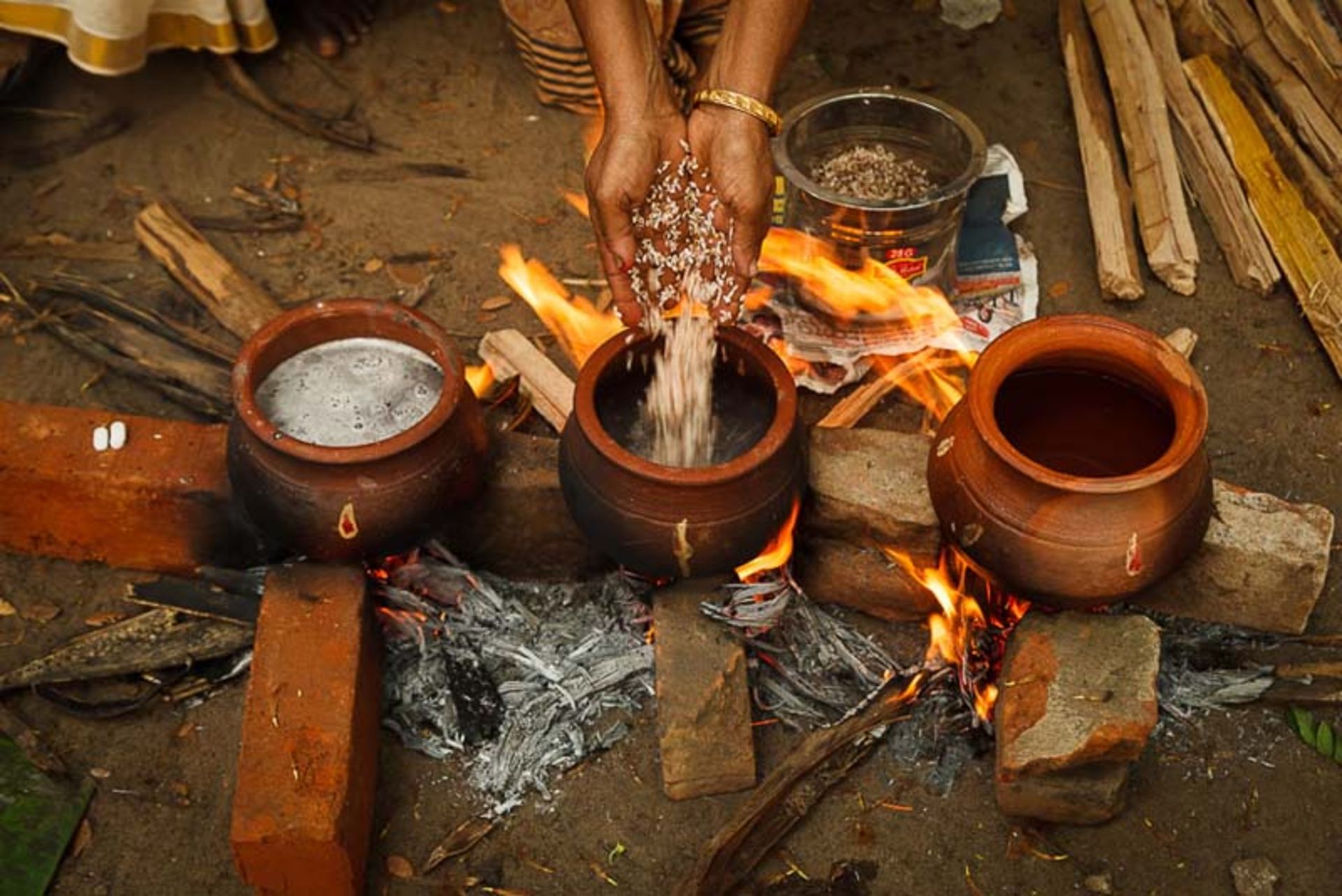 سه دیگ سفالی حاوی غذا در پونگالا
