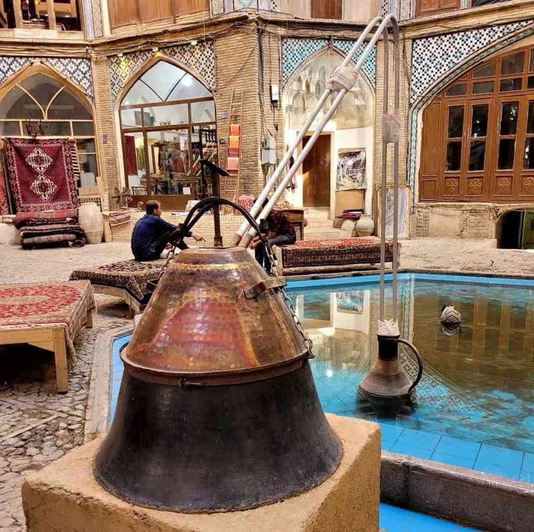 گلاب گیری سنتی در بازار کاشان؛ منبع عکس: هانیه آدینه