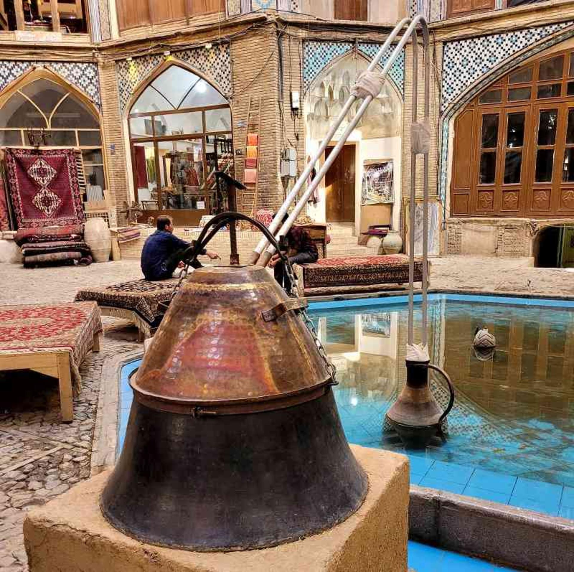 گلاب گیری سنتی در بازار کاشان؛ منبع عکس: هانیه آدینه