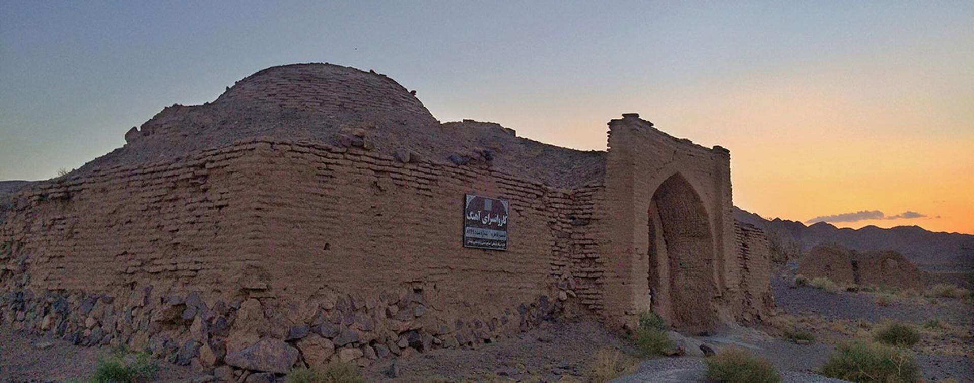 کاروانسرای آهنگ؛ منبع عکس: ویکی‌مدیا؛ عکاس: نامشخص