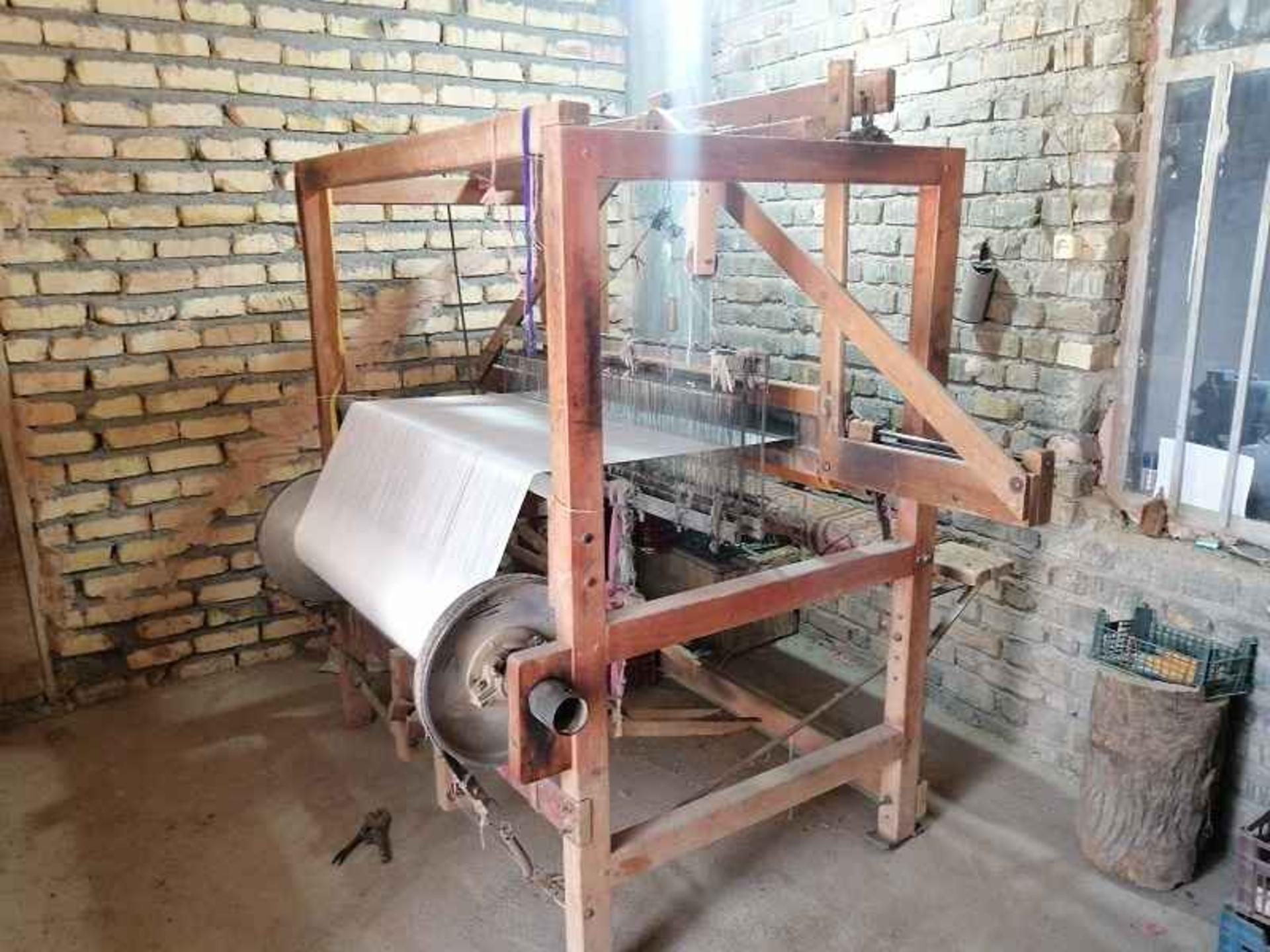 چرخ سنتی ریسندگی در کارگاه‌های روستای رویین، منبع عکس: گوگل مپ؛ عکاس: امیر کامرانفر
