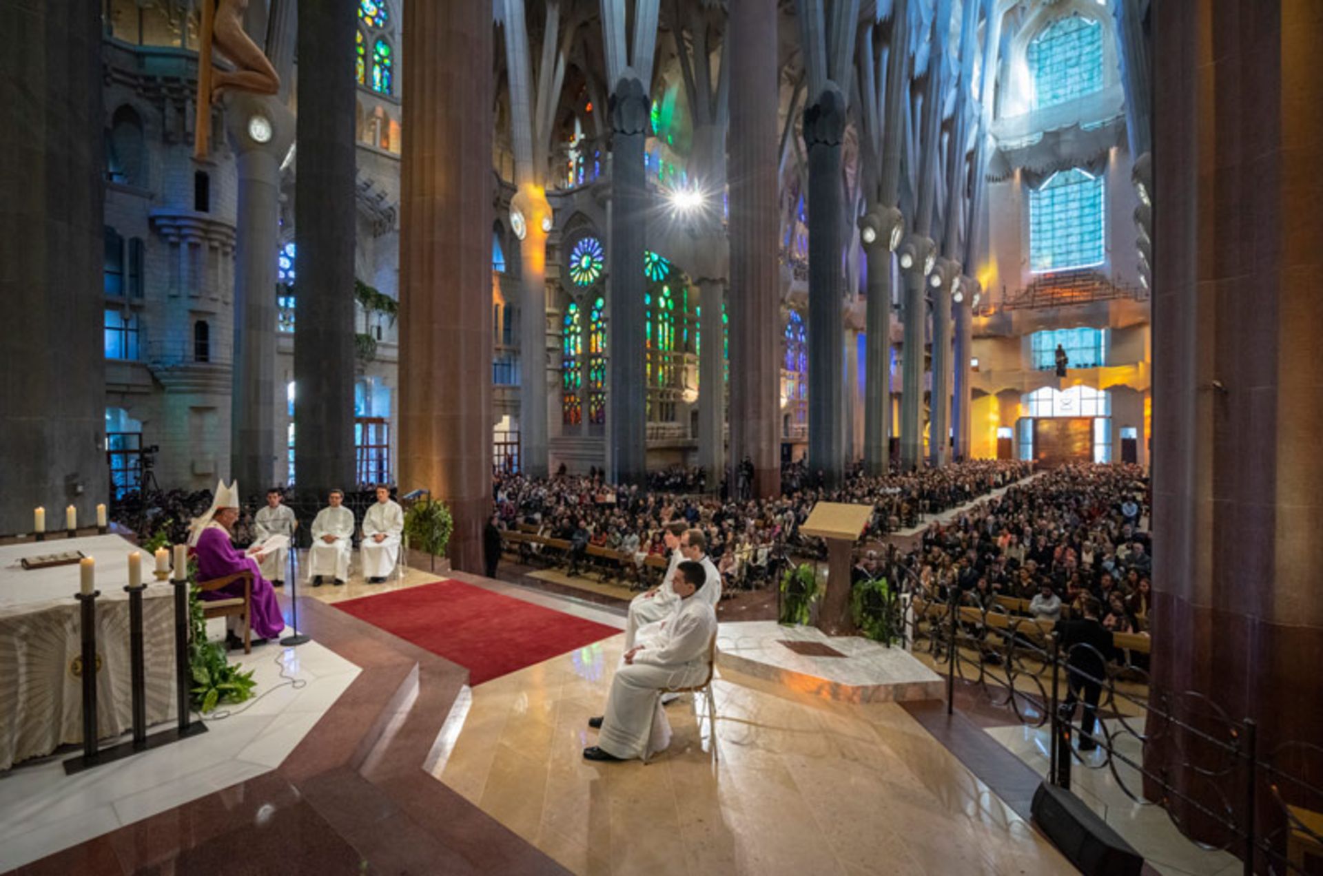 مراسم آیینی در ساگرادا فامیلیا؛ منبع عکس: Sagrada Familia، عکاس: نامشخص