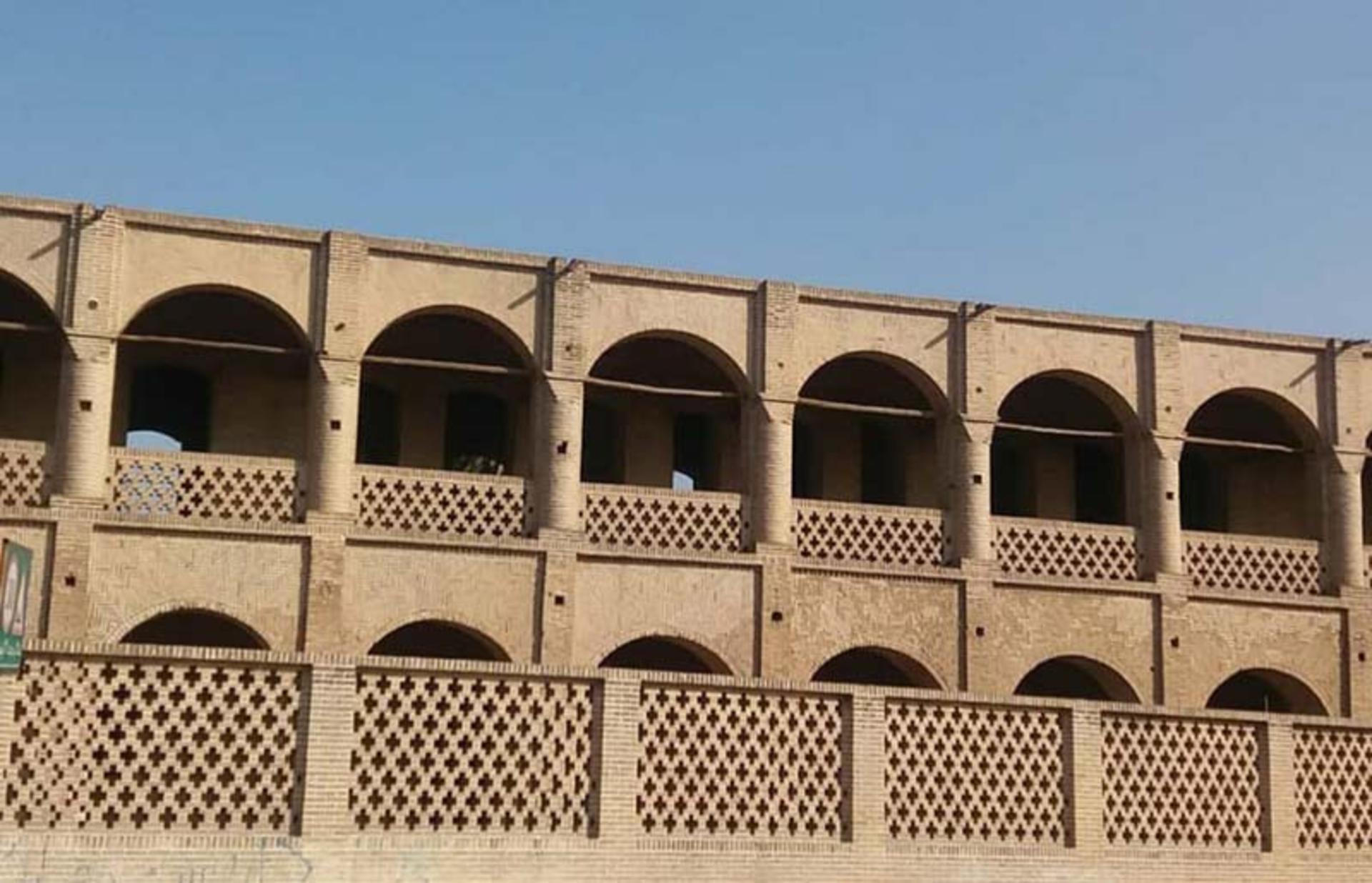 نمای آجری کاروانسرای معین التجار؛ منبع عکس: گوگل مپ؛ نام عکاس: jādi